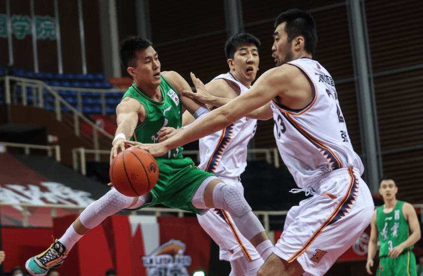 洞庭雪豹队鏖战江南暴熊队,击剑大奖赛读秒绝平,转换速度占优。锋线火力回暖的简单介绍 洞庭雪豹队鏖战江南暴熊队,击剑大奖赛读秒绝平,转换速度占优。锋线火力回暖的简单介绍