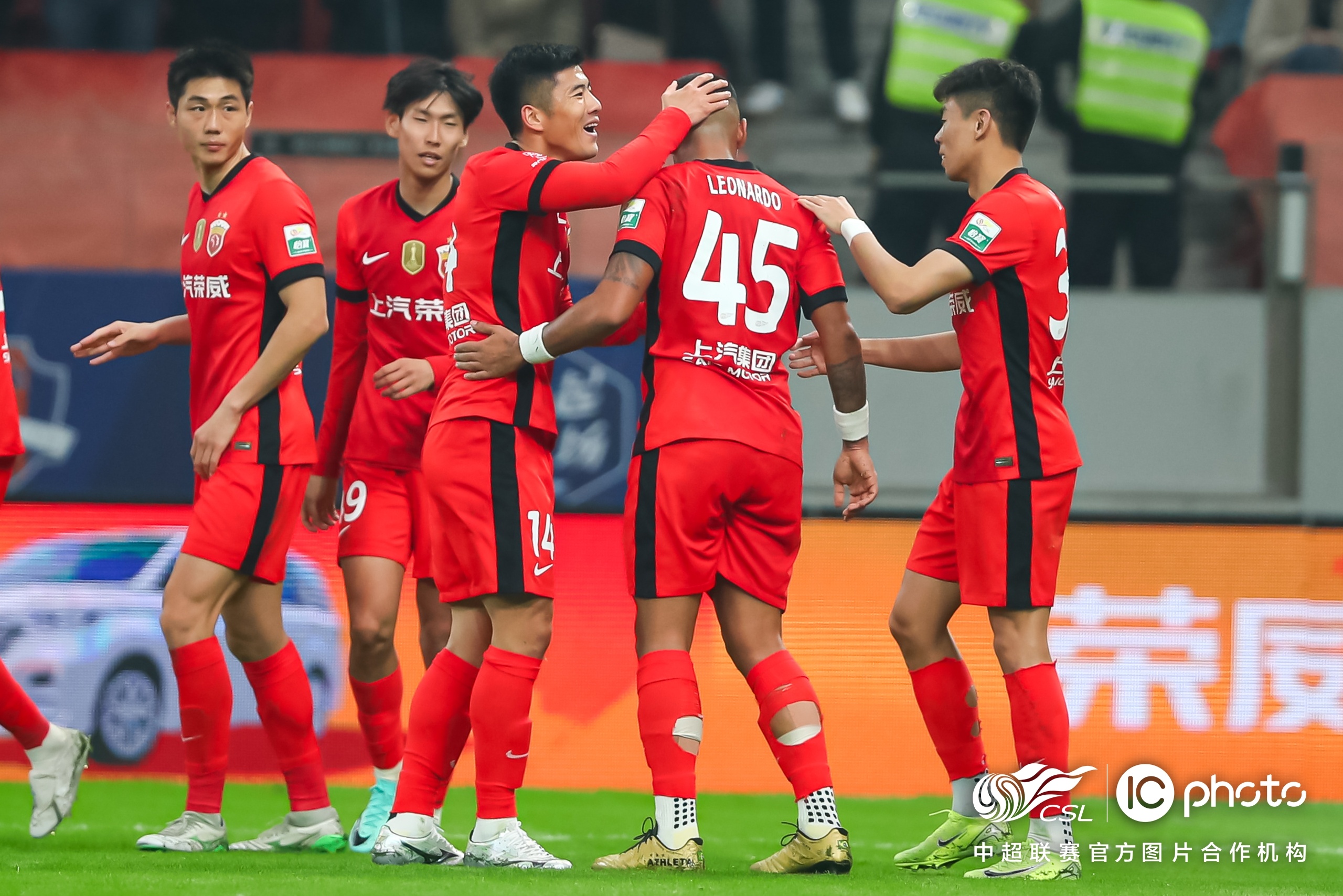 上海海港迎意大利杯关键赛，今晚队长鼓劲，气氛紧张，身体对抗强度拉满的简单介绍