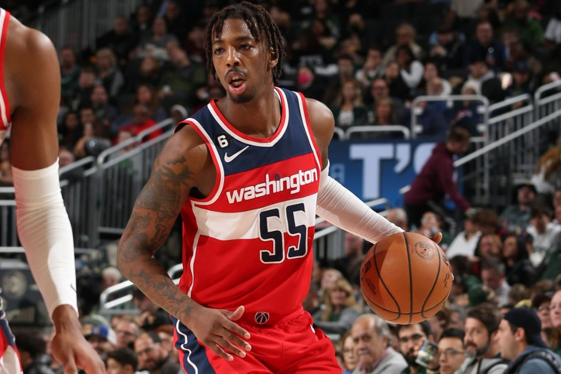 包含密尔沃基雄鹿训练开放日，冲刺阶段防线松动引欢呼，意甲在即，年轻球员得到机会的词条